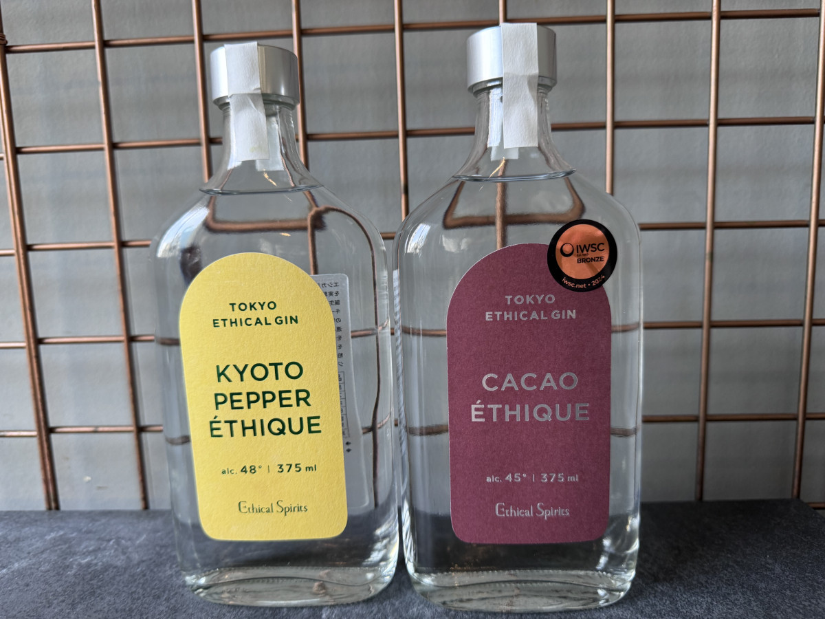 写真左：エシカルジン KYOTO PEPPER ÉTHIQUE、写真右：エシカルジン CACAO ÉTHIQUE